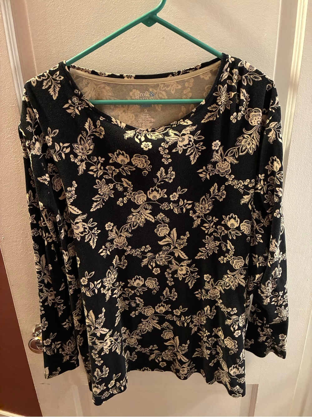 croft & barrow Black Long-Sleeve Floral Tee